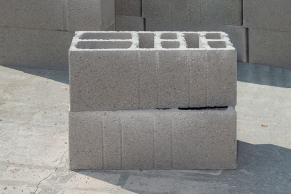 Point.P et le Canadien CarbiCrete s'unissent dans la production de blocs de béton sans ciment. [©ACPresse]