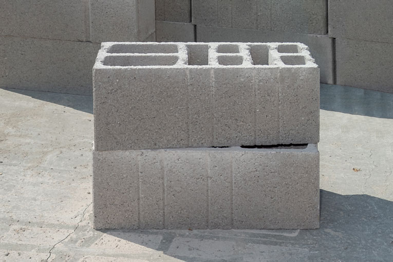 Point.P et le Canadien CarbiCrete s'unissent dans la production de blocs de béton sans ciment. [©ACPresse]