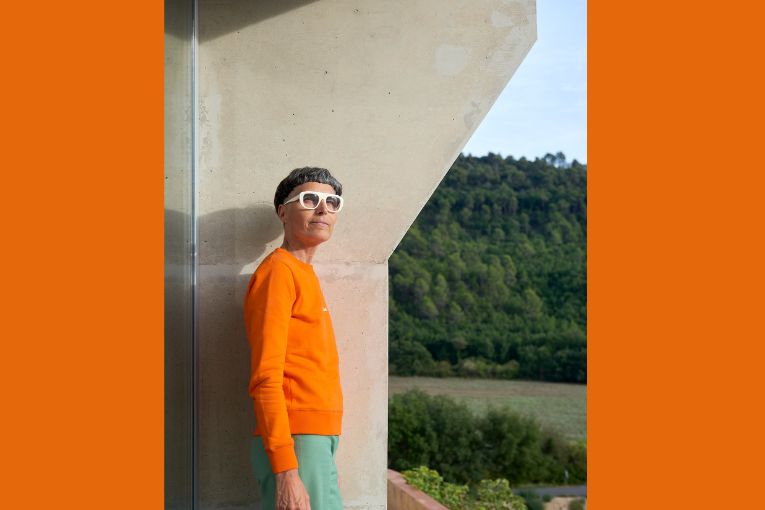 La designeuse matali crasset investit les volumes uniques de l’église Saint‑Pierre, œuvre monumentale de Le  Corbusier. [© Antony Lanneretonne, ferme HI bride ]