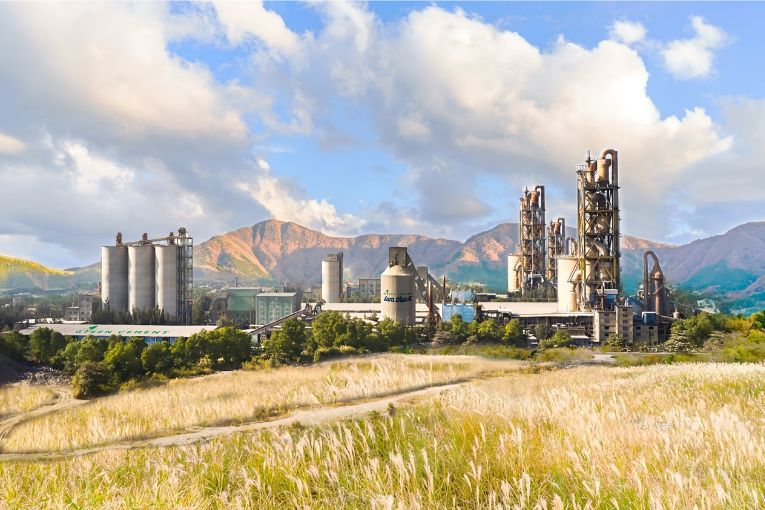 La cimenterie Lam Thach du groupe QNC devient la première usine vietnamienne à décrocher les prestigieuses certifications CE et NF pour ses produits. [©QNC]