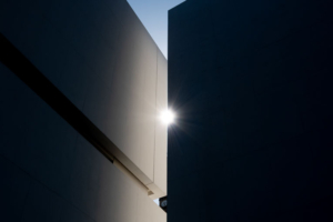 MSN. Clair-obscur sur les façades du musée.