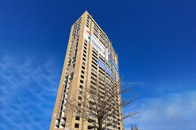 La tour Kennedy à Lille n’existe plus, mais ses matériaux vont continuer de vivre grâce aux équipes de Neo-Eco et de Partenord Habitat. [©Neo-Eco]