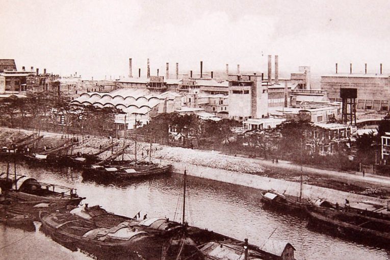 L'industrie cimentière au Vietnam est très ancienne, puisqu'elle a démarré avec la colonisation française à la fin du XIXe siècle, avec la première usine de ciment installée dans le port d'Haiphong. [©QNC
