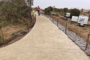 La décision a été prise de recourir à un béton imprimé intégrant de granulats de diamètre de 10 mm. Ce béton imite une vieille pierre et s’intègre dans le paysage naturel. C’est Teralta qui l’a fourni. [©Bufy]