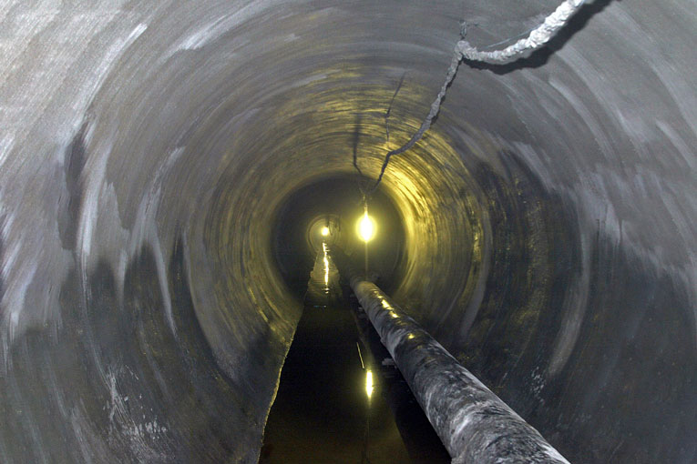 Ouvrage ancien, l’émissaire général permet de transporter les eaux usées parisiennes en direction de Triel-sur-Seine (78). Sa construction date de la fin du XIXe siècle et du début du XXe.

[©Parexlanko]