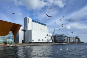 La réhabilitation des silos été pensée pour préserver les éléments historiques, tout en créant des espaces adaptés à l’accueil d’œuvres d’art et du public. [©Alan Williams photography]