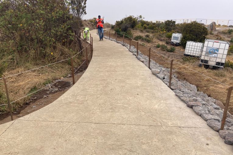 La décision a été prise de recourir à un béton imprimé intégrant de granulats de diamètre de 10 mm. Ce béton imite une vieille pierre et s’intègre dans le paysage naturel. C’est Teralta qui l’a fourni. [©Bufy]