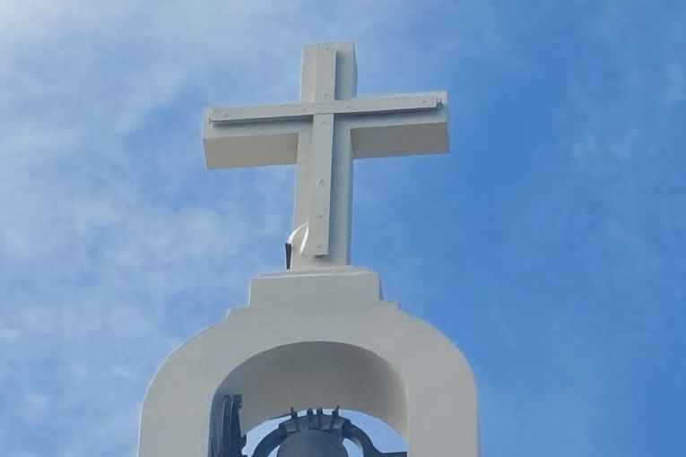 L’église Notre-Dame-du-Mont-Carmel peut s’enorgueillir d’avoir désormais une croix en béton au sommet son clocher. [©Bloc Baie]
