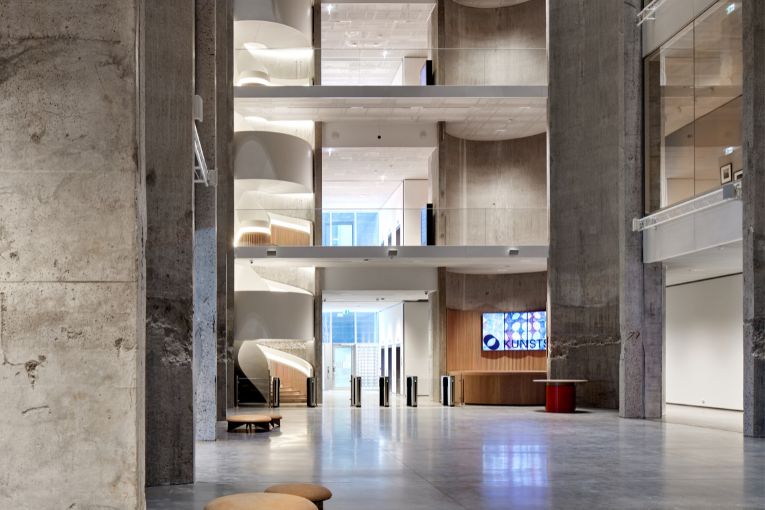 Le musée s’articule autour d’une salle basilique de 21 m de haut, où les cylindres d’origine sont mis en valeur. Des ouvertures stratégiques laissent entrer la lumière naturelle, créant une atmosphère unique et mettant en avant les marques du passé. [©Alan Williams photography]