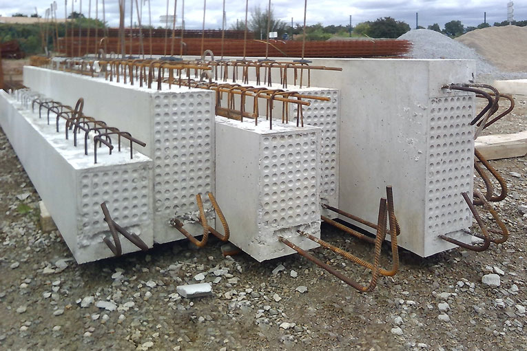 Poutres préfabriquées en béton au sein du parc matériels d’Edyneo Constructions. [©Edyneo Constructions]