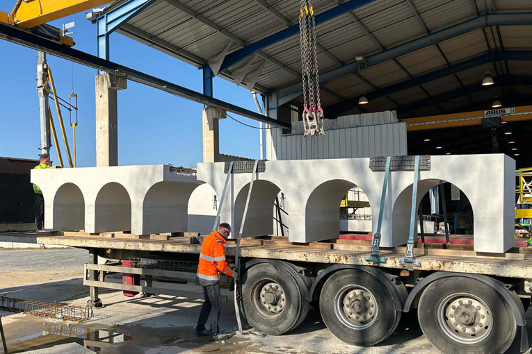 Pont miniature en béton armé livré par Périgord Préfa, depuis son site de production à Carsac-Aillac (24). [©Périgord Préfa]