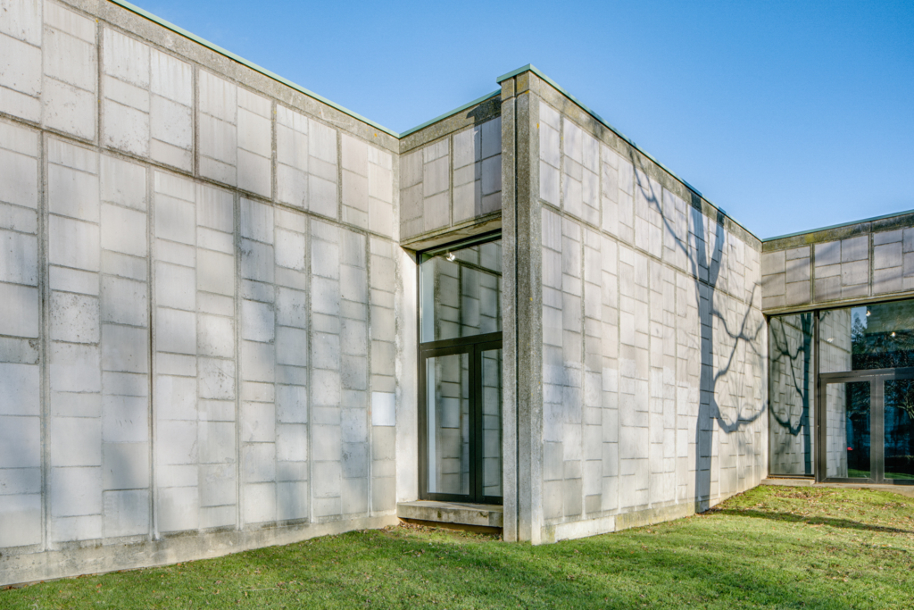 Ici, le béton ne dissimule rien. Il matérialise la structure, affirmant la solidité et la clarté de la forme. [©Laurent Kronental pour le Quadrilatère]