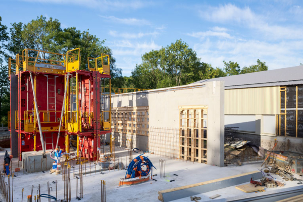 Pour l’extension de 500 m2 des bureaux de Cub Architecture, 255 m3 de bétons Vitaliss d’Edycem ont été mis en œuvre. [©Eric Olejnik]