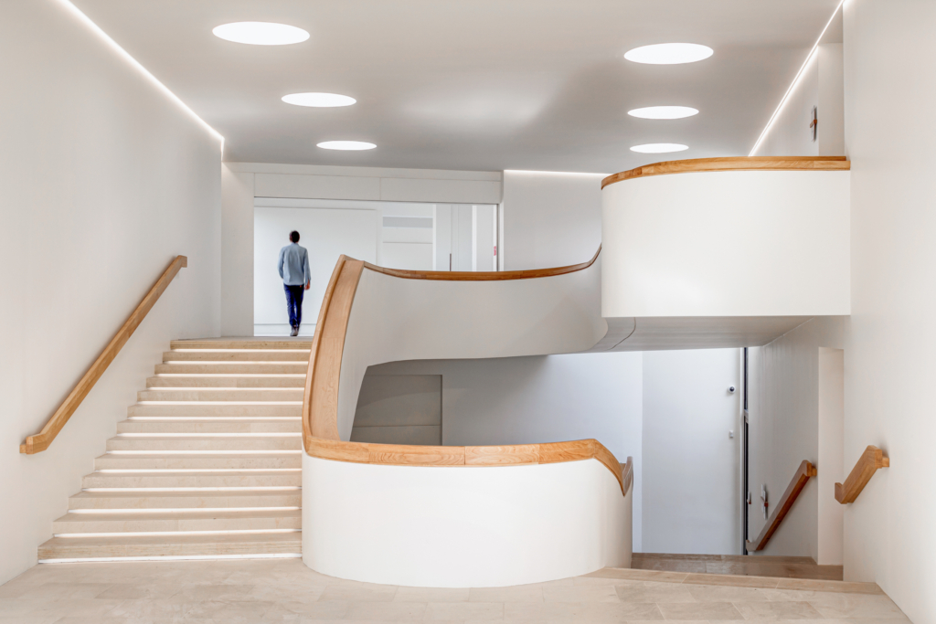 Les lignes graphiques et épurées extérieures signées André Hermant constrastet avec les lignes tout e courbes de l'intérieur par Chatillon Architectes. [©Antoine Mercusot pour Chatillon Architectes]