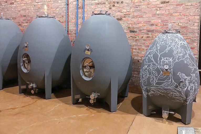 Afrique du Sud, Australie, Espagne, Etats-Unis, France, Italie... Aux quatre coins du monde, les plus grands domaines viticoles ont choisi les cuves en béton Nomblot (groupe Béton Concept). Fabriquées à partir de béton, ces cuves à vin ont une longue durée de vie et sont recyclables en fin d’usage. Cette pérennité en fait un choix écologique idéal. [©Nomblot/Béton Concept]