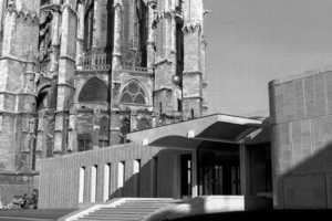 Le béton brut s’articule autour de vastes galeries baignant dans un espace unifiant exposition et urbanité. De multiples fenêtres s’ouvrent sur la cathédrale, sur les remparts, sur les vestiges engloutis de l’histoire locale. [©Jean Gourbeix]