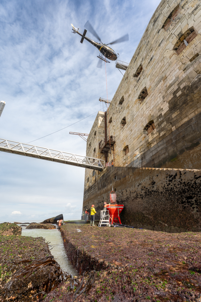 Environ 40 rotations ont été nécessaires pour réaliser cette opération de bétonnage. Effectuée sur deux journées de forts coefficients de marée. [©Imagine Créations - Groupe ETPO - Architecture Patrimoine – BRL Ingénierie]