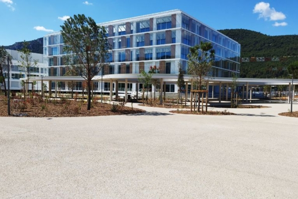 Cemex a joué un rôle clef dans la réalisation des espaces extérieurs, en fournissant plus de 900 m³ de béton désactivé. [©Cemex]