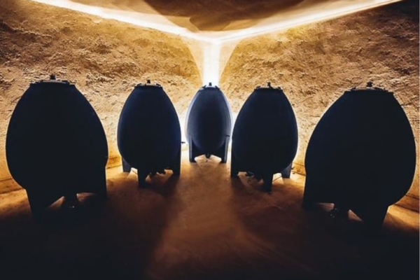 Fondée en 2016 et installée en Bourgogne, l’entreprise Œuf de Beaune réalise des cuves en béton sur mesure. Esthétique, originale, mais avant tout réfléchie, la forme ovoïde des cuves est une véritable force pour la remise en suspension naturelle des lies et l’apport de fraîcheur. Le design unique de ces cuves rappelle les dolias romaines qui permettaient de contenir jusqu’à 2000 l et servaient déjà à l’élevage du vin. [©Œuf de Beaune]