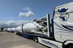 Livraison de 4 nouveaux silos de 18 m3 chacun sur le site de Route Service Industrie (RSI) à Heudebouville (27). [©RSI]