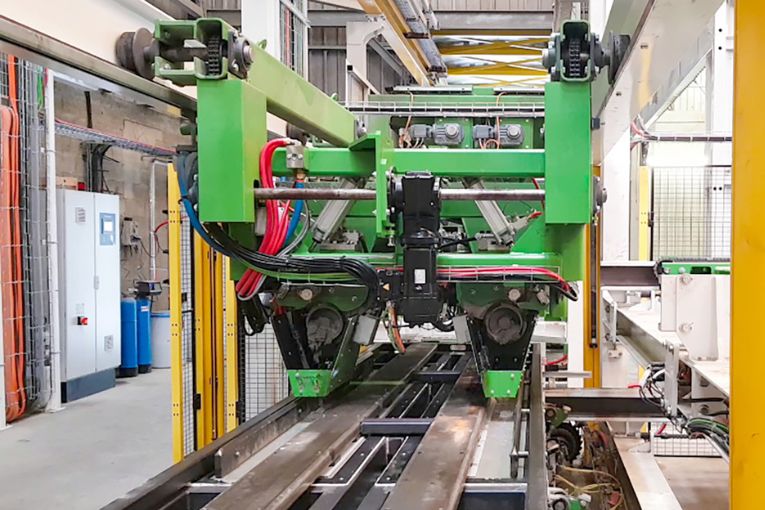 Ligne automatisée et robotisée pour les produits plats en béton. [©Alfi Technologies]