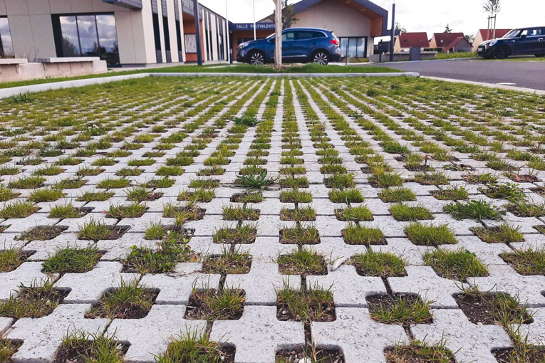 Dalles drainantes Betogreen’C d’Alkern peuvent être végétalisées. [©Alkern]