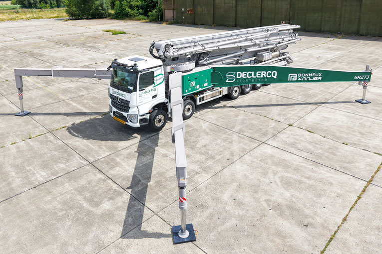 Pompe à béton Bonneux Xanjer 6RZ73 sur porteur Mecedes Benz Arocs à sept essieux. [©Daimler Truck]