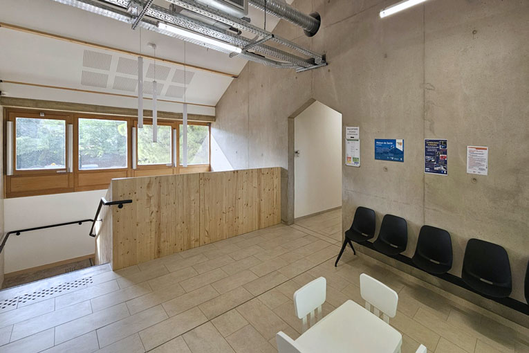 A l’intérieur du bâtiment, ce sont des bétons gris bruts de décoffrage qui ont été réalisés, soit 90 m3. [©Poggia Provence]