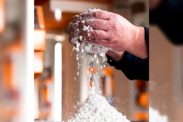 Selon les résultats du nouvel ICV, l’empreinte carbone du ciment H-UKR pour la France est de 198 kgCO₂éq/t, soit une réduction de 25 % par rapport au niveau précédent (252 kgCO₂éq/t). [©Hoffmann Green]