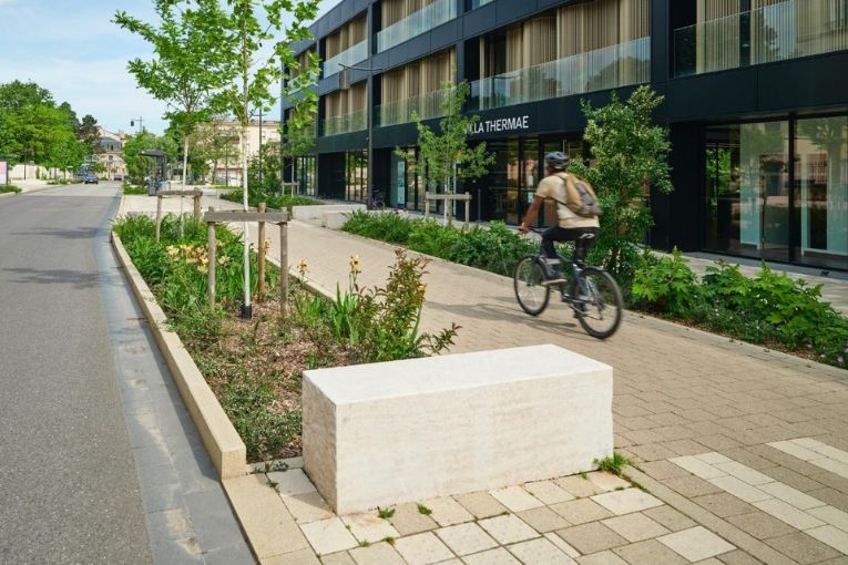 Pavés à arêtes vives pour les pistes cyclables, murs de soutènement et caniveaux City Truck de Kronimus. [©Kronimus]