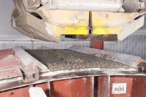 Le système de bétonnage automatisé de CBE contrôle la vibration de la trémie et du moule via l’automate de pilotage. [©CBE]