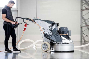 La L25RES7 est une ponceuse bouchardeuse planétaire télécommandée de nouvelle génération. [©Dumatos Equipement]