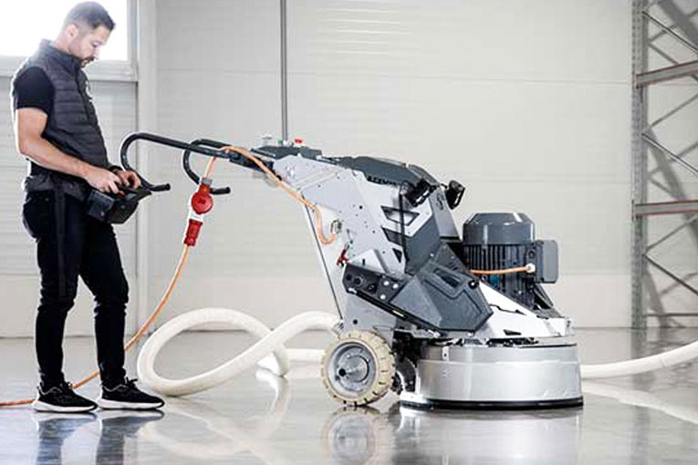 La L25RES7 est une ponceuse bouchardeuse planétaire télécommandée de nouvelle génération. [©Dumatos Equipement]