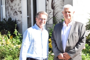 A gauche, Claude Pouxviel passe le relais à Laurent Richaud. [©Unicem]