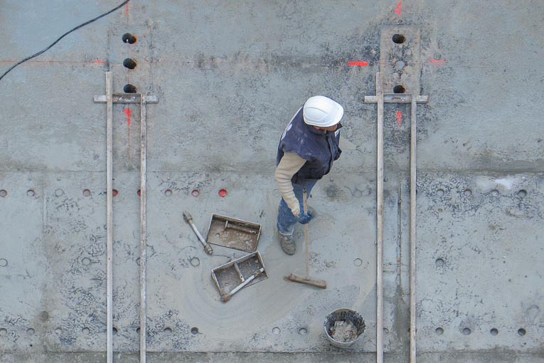 Faute grave. Homme au travail