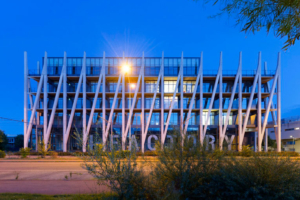 Par son exosquelette apparent, sa trame régulière et sa matérialité brute, l’I-Factory arbore une écriture résolument contemporaine. [©Nicolas Fussler]