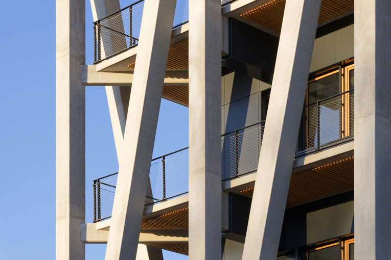 Incluant 40 poteaux en “Y”, l’exosquelette a été conçu avec précision, fruit d’une collaboration étroite avec l’entreprise de gros œuvre Fontanel [©Nicolas Fussler]