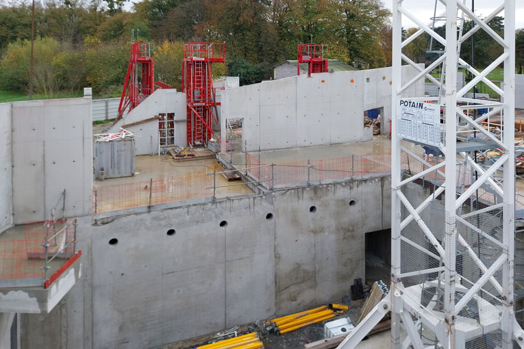 Près de 2 300 m2 de voiles en béton Vertua de Cemex ont été coulés par Ramery Construction pour édifier le centre d’interprétation viking. [©Ramery Construction]