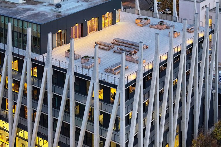 Détail des poteaux en forme de “Y” qui composent la façade de l’I-Factory. [©Nicolas Fussler]