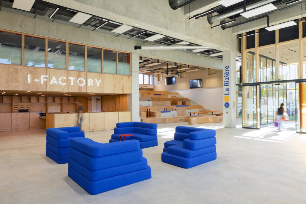 Le projet est fondé sur une organisation spatiale simple et efficiente. Un noyau central intérieur regroupe les circulations verticales, gaines techniques et locaux aveugles alors que l’ensemble des systèmes techniques est concentré au plafond, libérant l’intégralité des plateaux de tout point dur contraignant. [©Nicolas Fussler]