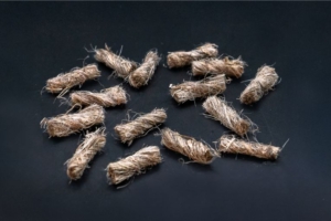 La fibre de chanvre Fibrofor EcoGreen AS mesure 12 mm de long et présentent des diamètres variés allant de 0 à 100 µm étant un produit végétal. [©Contec Fiber AG]