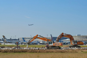 En l’espace de quatre mois, une rénovation complète de la piste 1 de l’aéroport Roissy-Charles de Gaulle a été menée à partir de mi-juillet 2025. [©Colas]