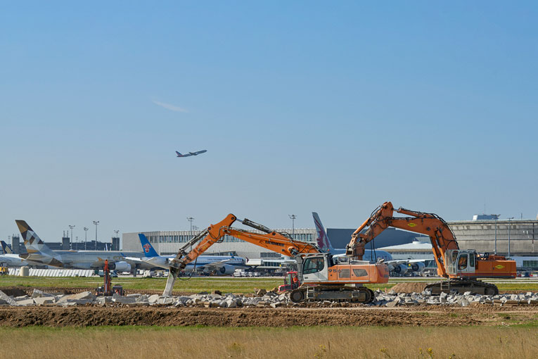 En l’espace de quatre mois, une rénovation complète de la piste 1 de l’aéroport Roissy-Charles de Gaulle a été menée à partir de mi-juillet 2025. [©Colas]