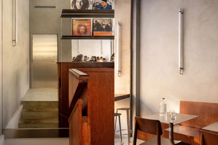 Conçu par l’architecte Noa Peer du cabinet Oui, le Cult Café a reçu les revêtements Terrae et Microtopping d’Ideal Work, mis en œuvre par Id Instinctif Design. [©@yvan_moreau_photographe]