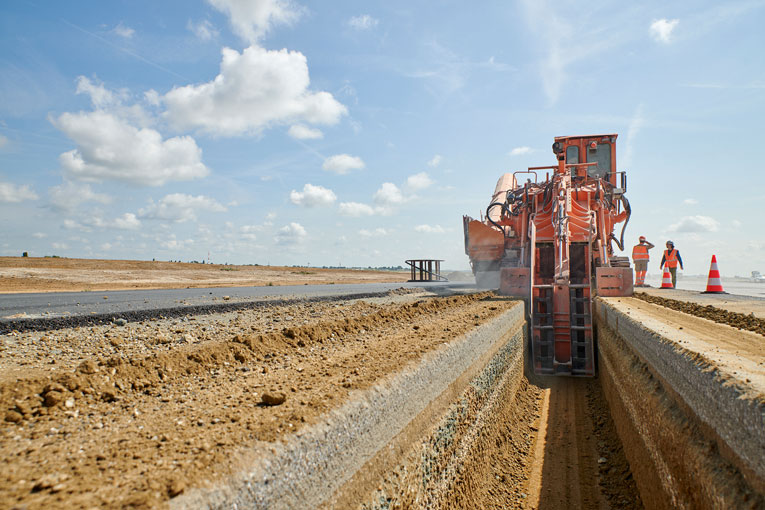 – Près de 259 000 t de matériaux ont été démolies sur la piste 1, puis recyclées, dont 45 000 t de béton. [©Colas]