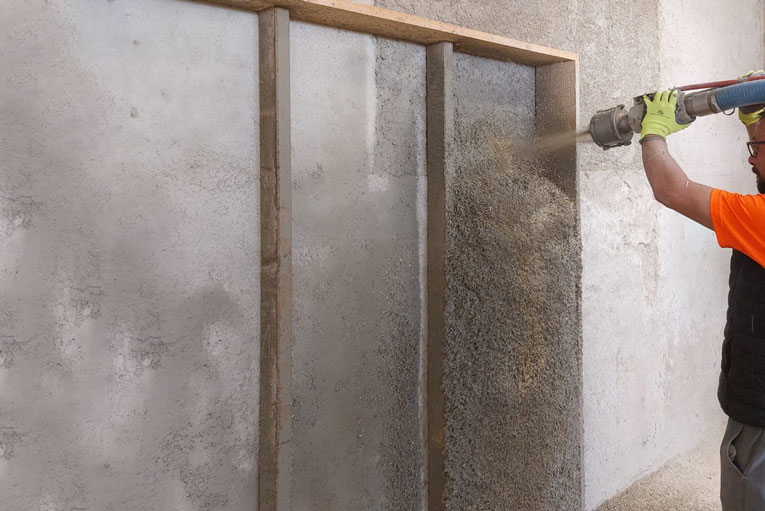 Les liants Batichanvre Plus et Batichanvre Isol s’utilisent dans de nombreuses applications, telles que les murs, les doublages intérieurs, les remplissages de colombage… [©Chaux Saint-Astier]