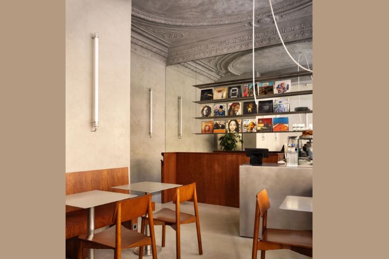 Pour l’intérieur, l’architecte a fait appel aux revêtements d’Ideal Work, que l’on retrouve dans les murs, les plafonds et les sols.
 [©@yvan_moreau_photographe]
