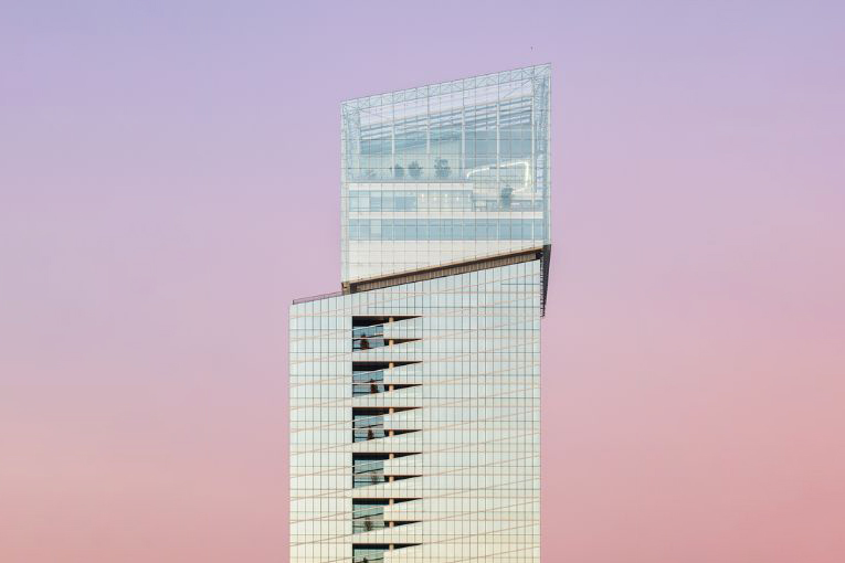 La tour Saint-Gobain, aussi appelée tour M2, se divise en trois rhomboèdres, cubes dont les faces ne sont pas carrées, mais en forme de losanges. [©Valode & Pistre]