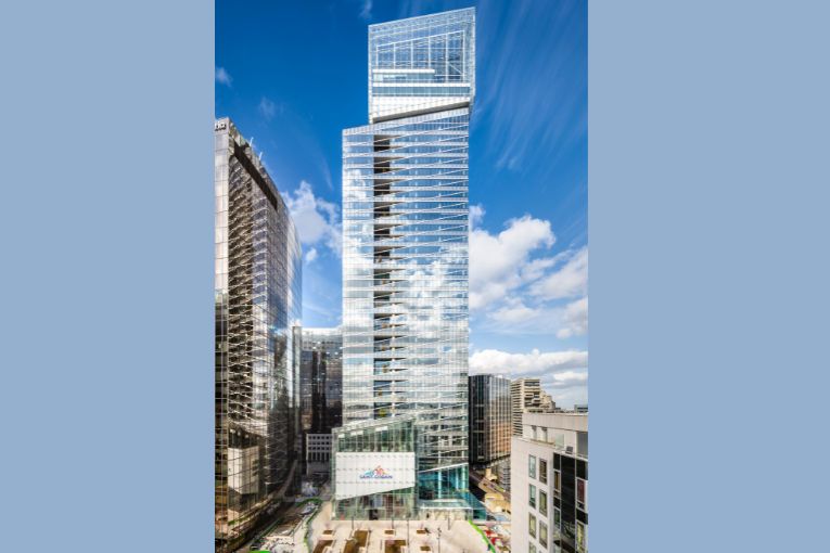 Le design de la tour Saint-Gobain cristallin et aérien, évoque ainsi le métier historique de Saint-Gobain : le verre. [©Sergio Grazia]