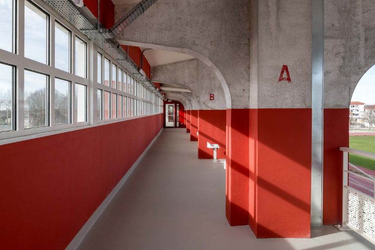 Les coursives sont habillées d’un enduit mono-couche rouge terracotta, le PRB Superbrut. [©Jean-François Trémège]